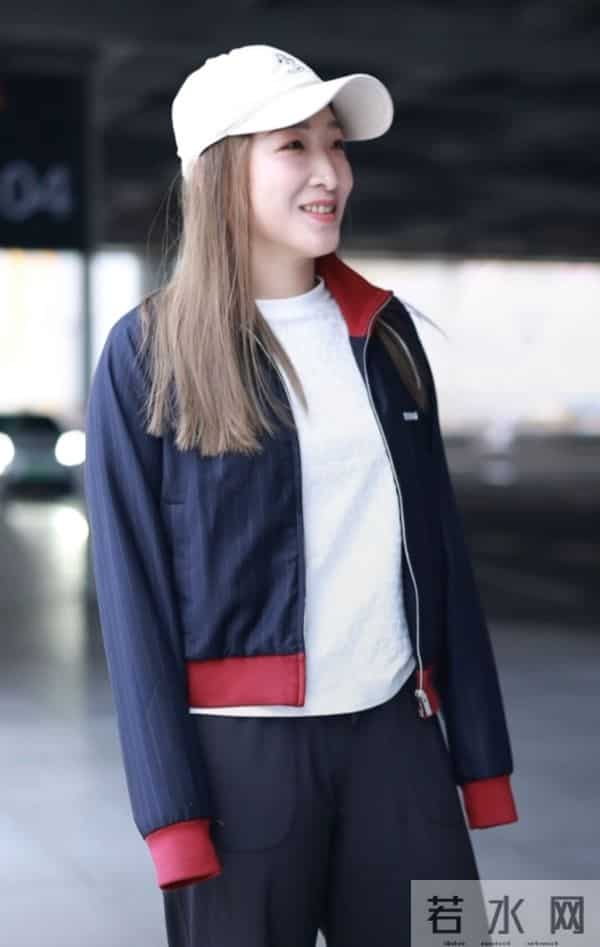 刘诗雯现身机场，藏青拼红运动风外套搭白帽随性又活力笑容超治愈