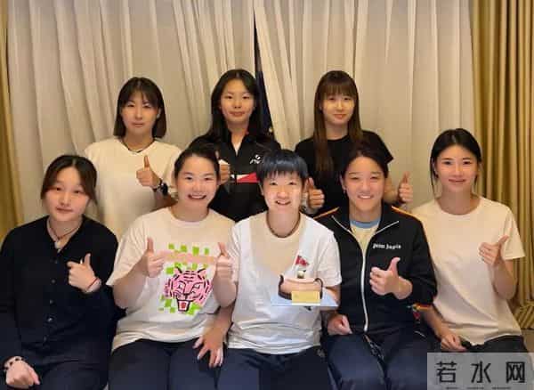 莎莎晒出和爸爸妈妈的合照,还有生日视频和烟花,好幸福哦