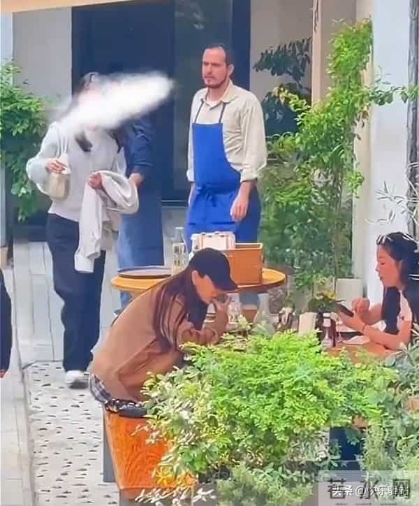 baby在上海路边摊吃饭 吃到忘情还舔手指 用手擦嘴擦脸 毫无星味