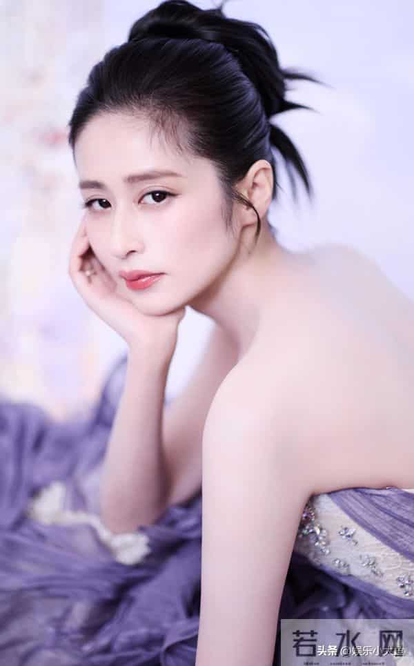 恭喜颖儿获得年度风尚演员奖，站上领奖台那一刻，整个人都在发光