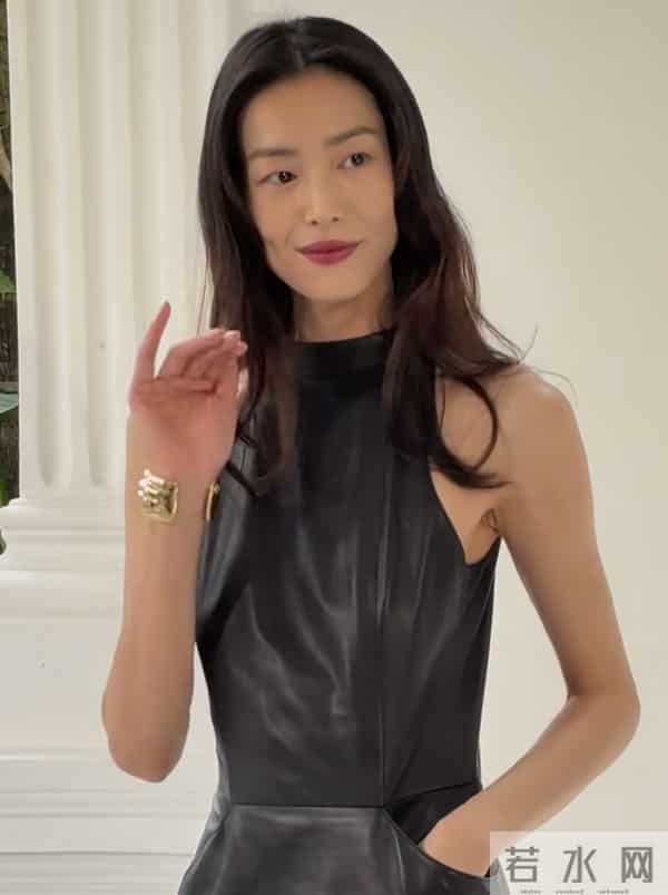 刘雯出席香奈儿大秀，一袭黑皮裙瘦到像纸片人，脸颊无肉毫无美感