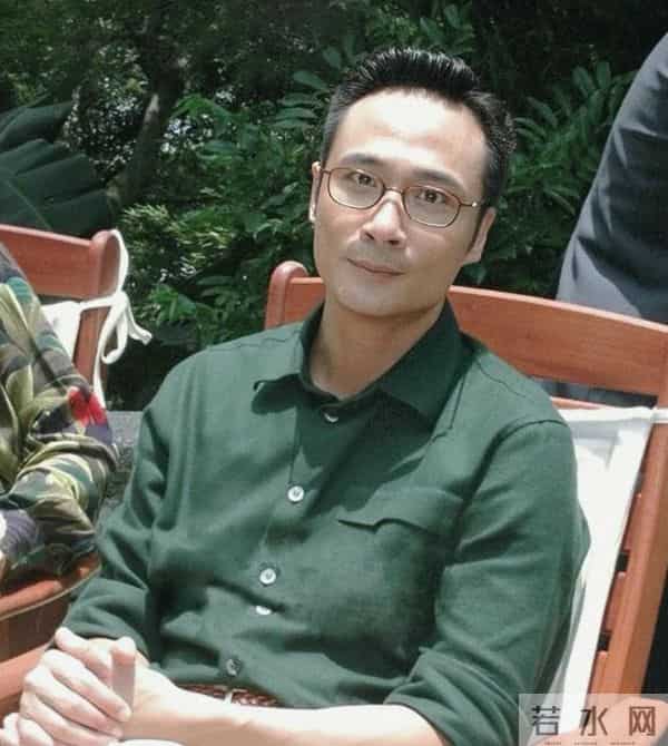 64岁吴镇宇近况，生图皮肤紧致五官能打，刷老年卡坐公交遭人嫌弃