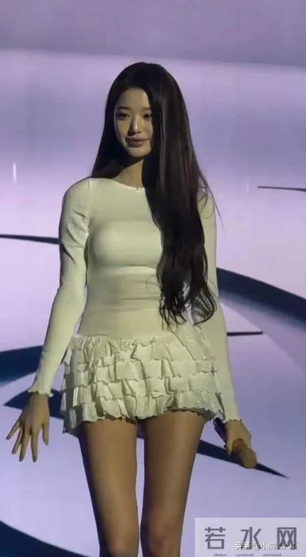 张元英这身材真是看得人脸红心跳，目不转睛，实在是太美太性感了