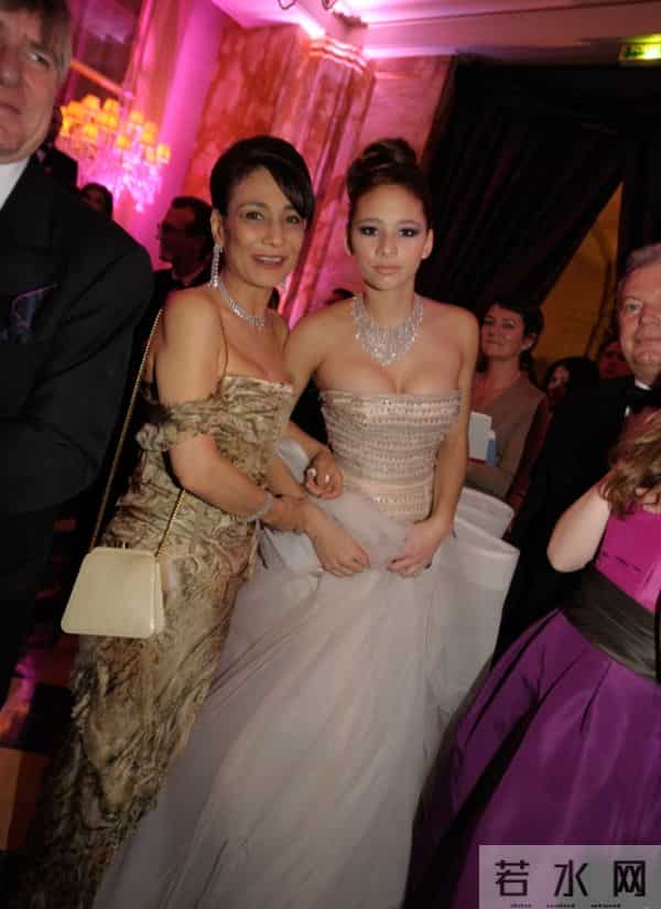 陈可辛吴君如19岁女儿参加巴黎名媛舞会，张艺谋女儿等人也参加过