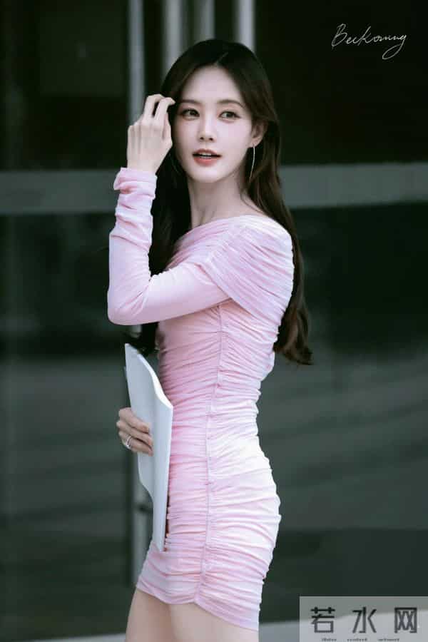 李一桐《美人余》路透，粉色包臀裙造型实在是太美了