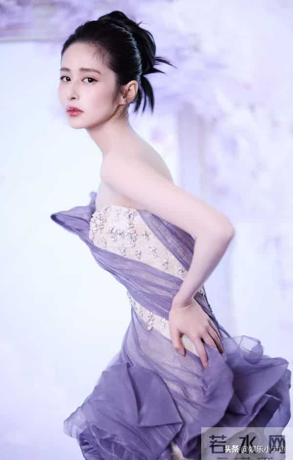 恭喜颖儿获得年度风尚演员奖，站上领奖台那一刻，整个人都在发光