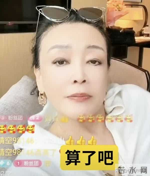 玥儿与奶奶关系好，网友晒祖孙牵手照，比奶奶还高，背影好清瘦