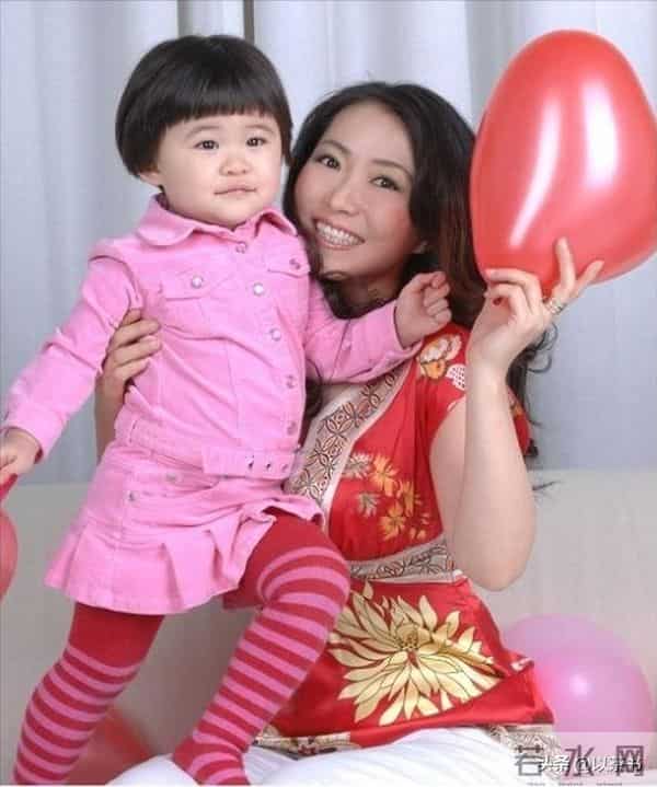 她曾火遍全国，巅峰时与台湾音乐家隐居，如今58岁未婚与养女相伴