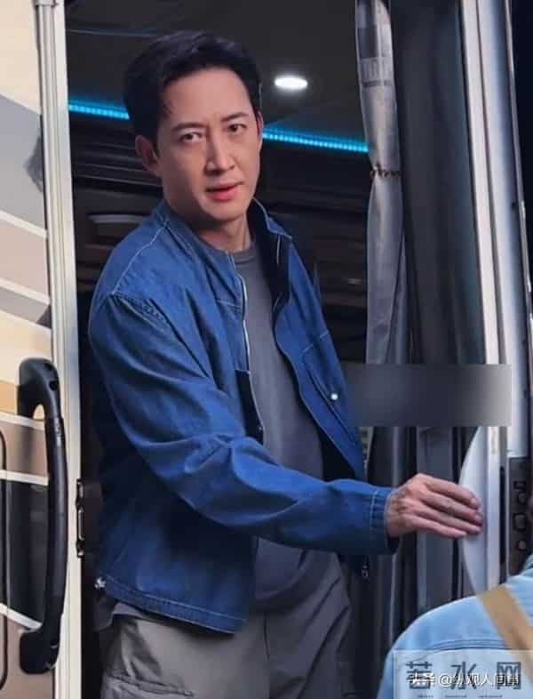 宁波街头偶遇明星!生图下秦岚脸僵又疲惫,王阳瘦了硬凹下颌线