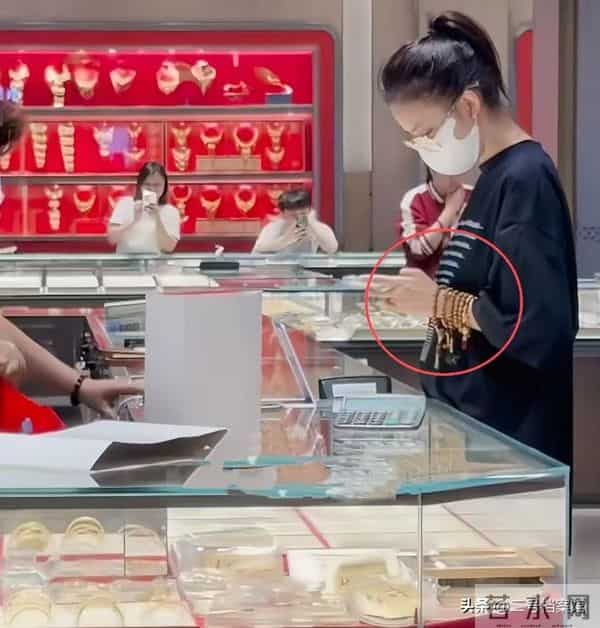 佟丽娅疯狂扫购黄金！头发稀疏排骨胸明显，满胳膊黄金手串太吸睛
