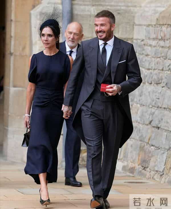 贝克汉姆圆梦封爵!一手牵贝嫂一手牵小七,俩儿子像“保镖”