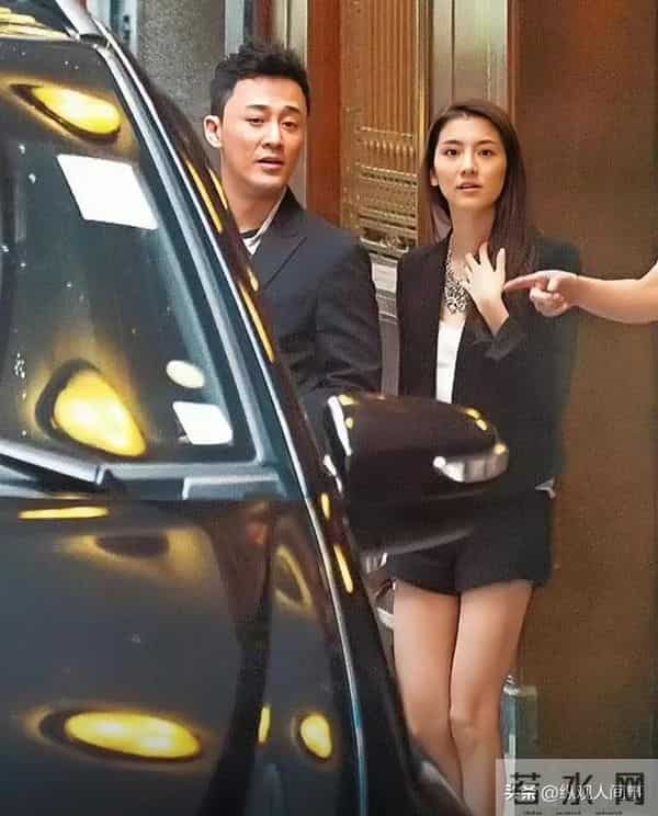 林峯上海演唱会，和张馨月贴脸搂抱亲密，舞台上疯狂顶胯被骂惨