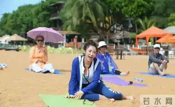 柳岩沙滩穿运动装，做拉伸超拼，皮肤亮、身材曲线迷人，臀有点大