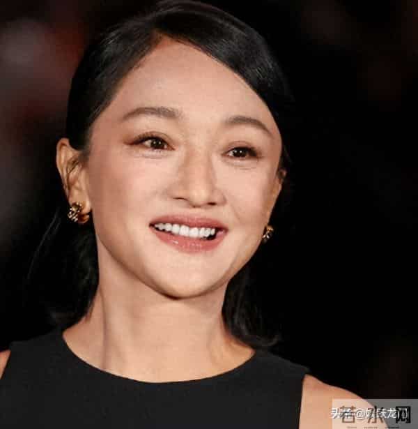 年过50岁的周迅一头白发，无儿无女成为了这辈子最大的遗憾！