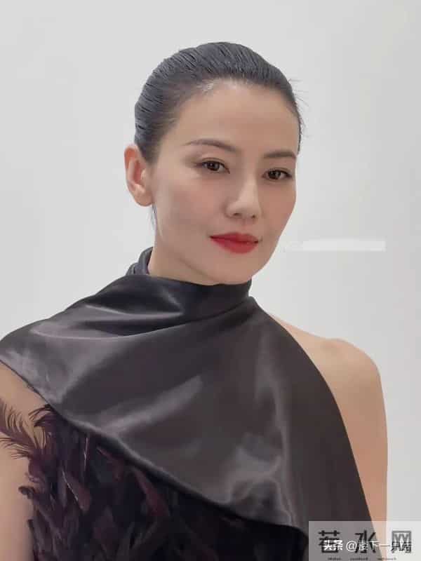 高圆圆初冬活动大秀美背 贴头皮造型优雅 细纹也挡不住的顶级骨相美