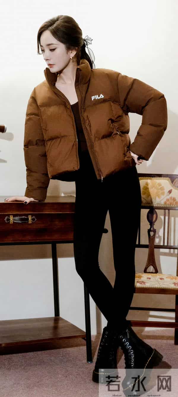 杨幂 短款羽绒服，修身长裤，这身材怎么穿都时尚