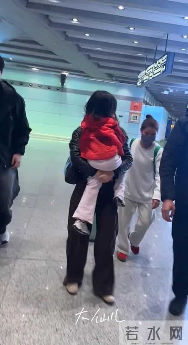 朱珠用全英文采访教翁青雅做人，41岁的她能力强，还是个好妈妈！