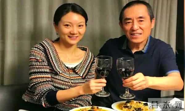 恩爱25年难敌岁月残酷！74岁张艺谋瘦弱如柴，43岁陈婷仍娇美如花