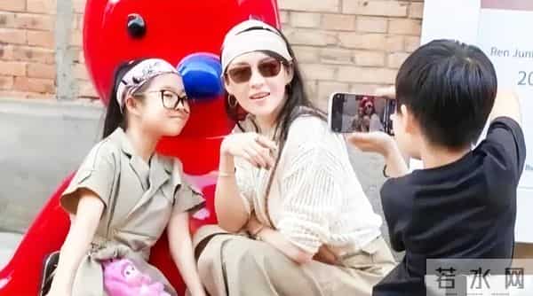 汪峰坐不住了？拿到抚养权的章子怡，把女儿宠成了“掌心光”