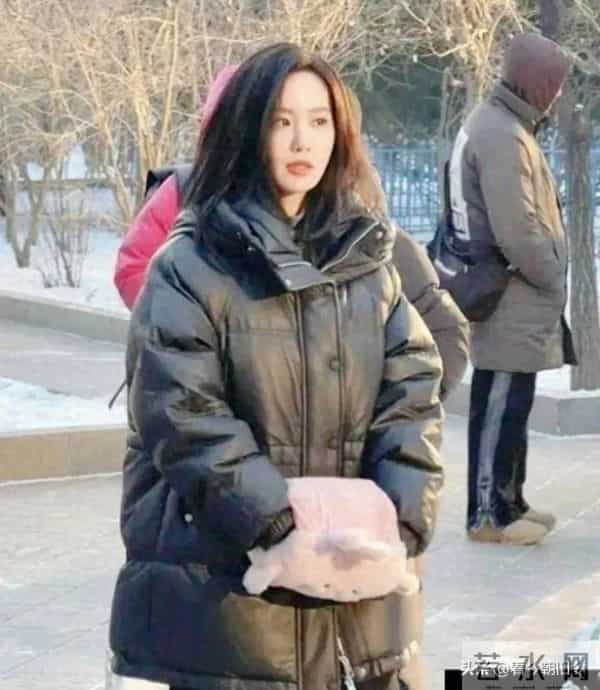 37岁刘诗诗在哈尔滨街头被撞见，身着黑色羽绒服长裤，美翻了。