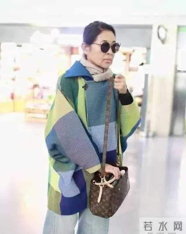 倪萍瘦身后真洋气，穿宽松毛衣+牛仔裤走机场，拿LV包包不像66岁