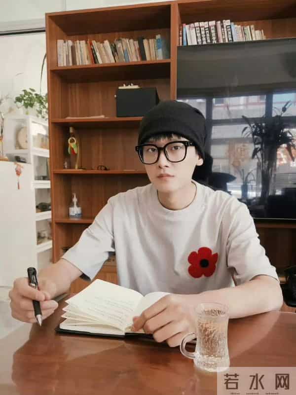 95花邢菲恋情曝光！夜宿男方次日同返，男友竟是青春有你的他？