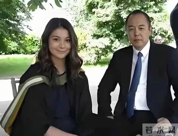 张铁林的34岁女儿张月亮，中英美波四国混血，确实好看