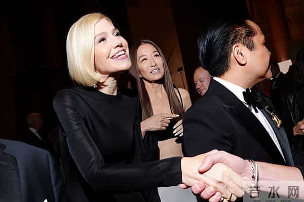 76岁王薇薇出席时尚大奖又豁出去!一小块黑布条当上衣,嫩如少女