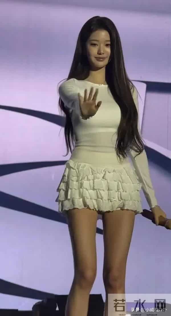 张元英这身材真是看得人脸红心跳，目不转睛，实在是太美太性感了