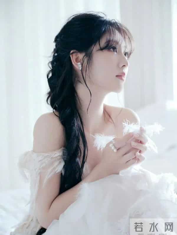 95花邢菲恋情曝光！夜宿男方次日同返，男友竟是青春有你的他？