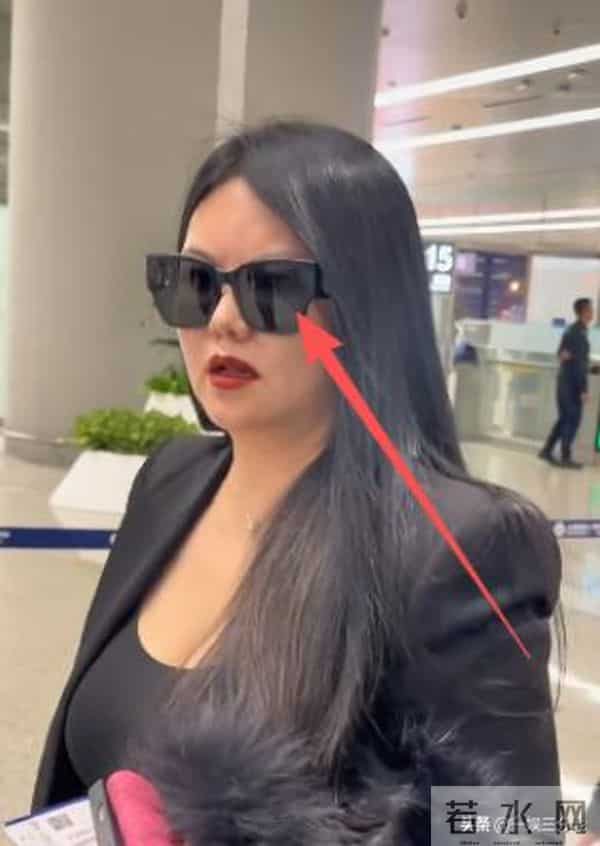 李湘胖到弯不下脖子，机场罕用便宜货，被人搭话她不理还嘲讽冷哼