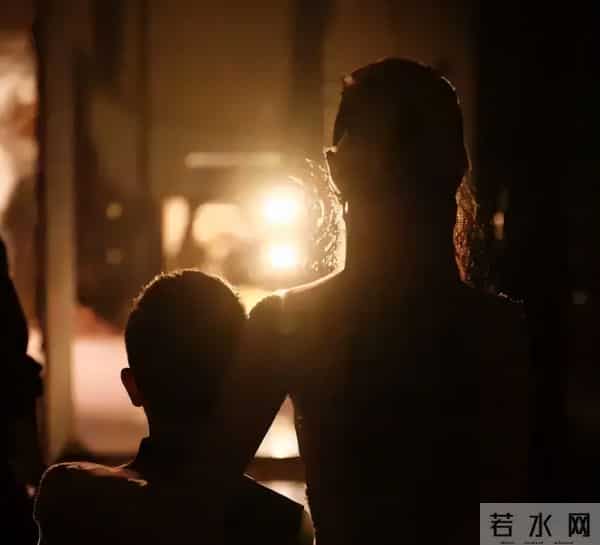 佟丽娅在深圳扫购黄金！头发稀少假发明显，满胳膊黄金手串太吸睛