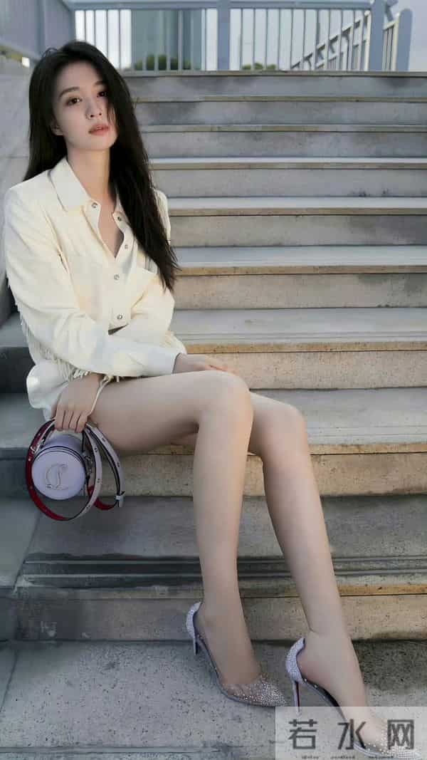 王楚然 美腿修长 透明高跟露出脚趾缝