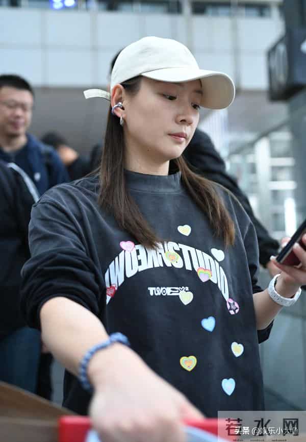 黄雅琼深圳机场到达路透，穿黑色印花卫衣套装，走路带风又美又飒