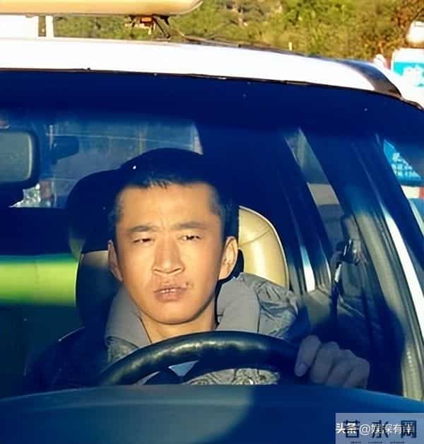 知名演员无戏可拍,已回老家摆摊挣钱,张颂文一句话揭开内娱真相