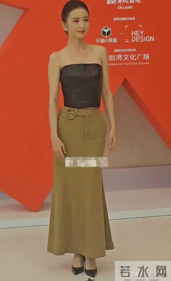 佟丽娅疯狂扫购黄金！头发稀疏排骨胸明显，满胳膊黄金手串太吸睛