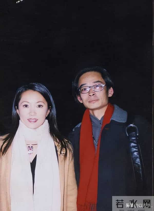 她曾火遍全国，巅峰时与台湾音乐家隐居，如今58岁未婚与养女相伴