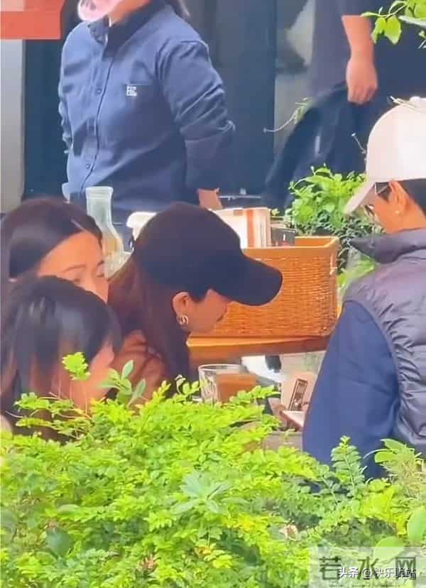 baby在上海路边摊吃饭 吃到忘情还舔手指 用手擦嘴擦脸 毫无星味