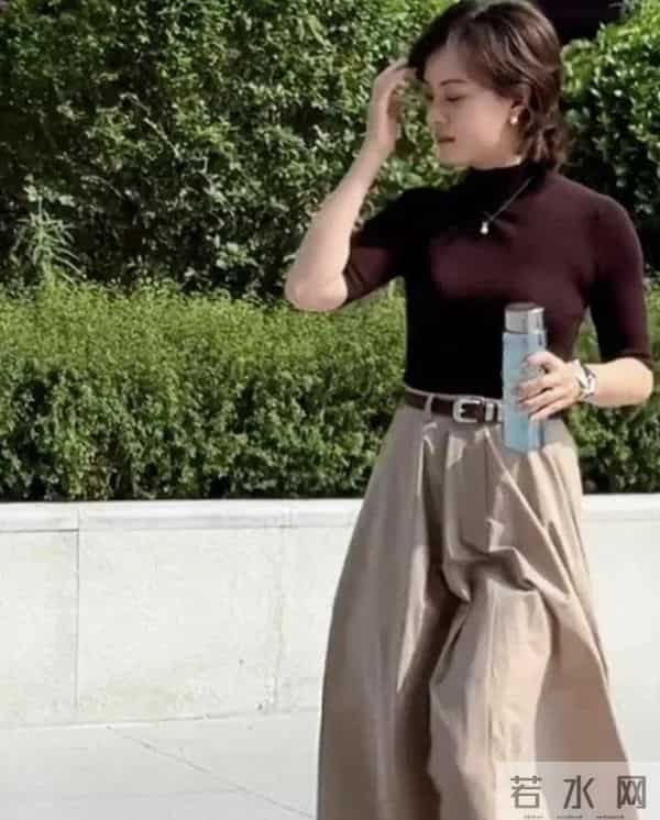 43岁孙俪街头被偶遇,打扮很知性很有女人味,身材真的很好