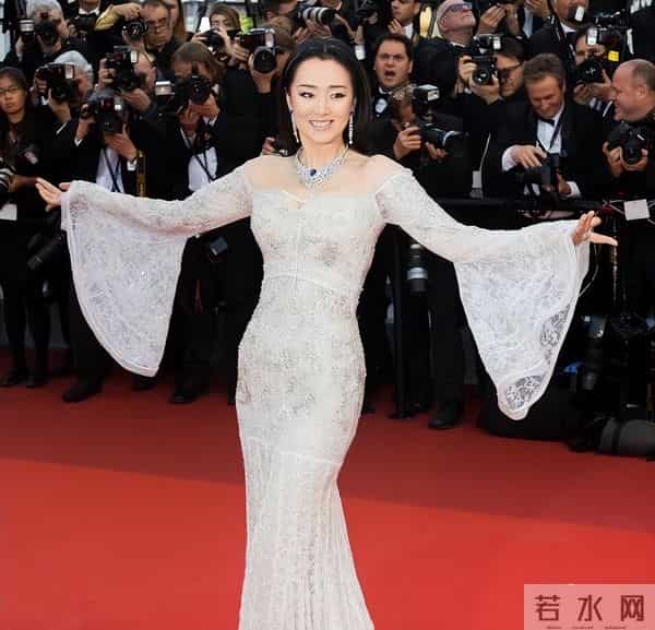 红毯上争相斗艳，娱乐圈女星打着为艺术献身的幌子，该遮一遮了！