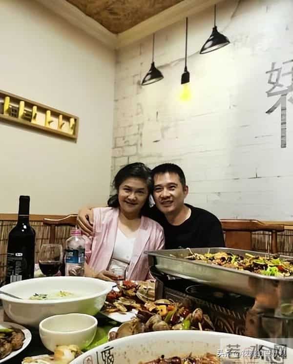 戏红人不红,明明自己很帅却娶“丑女”为妻,恩爱24年他到底图啥