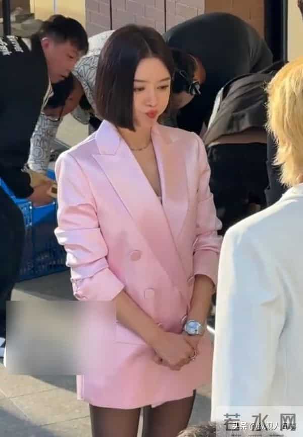 宁波街头偶遇明星!生图下秦岚脸僵又疲惫,王阳瘦了硬凹下颌线