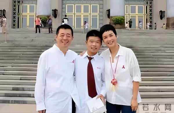 59岁蒋雯丽现状,定居英国,又瘦又老,网友惋惜:一代女神也老了