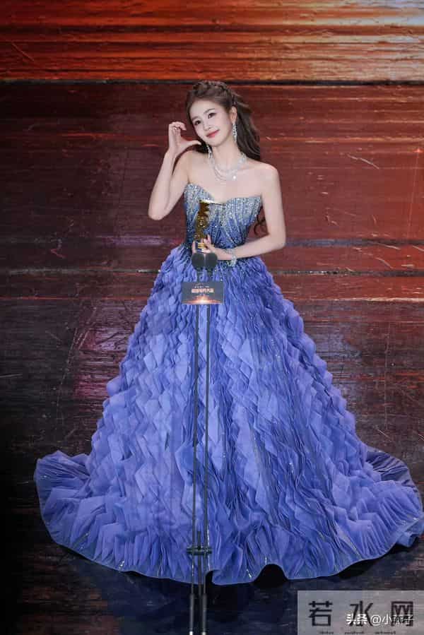 哇塞！白鹿的身材超有料性感迷人瘦而不柴、天使的容颜魔鬼的身材