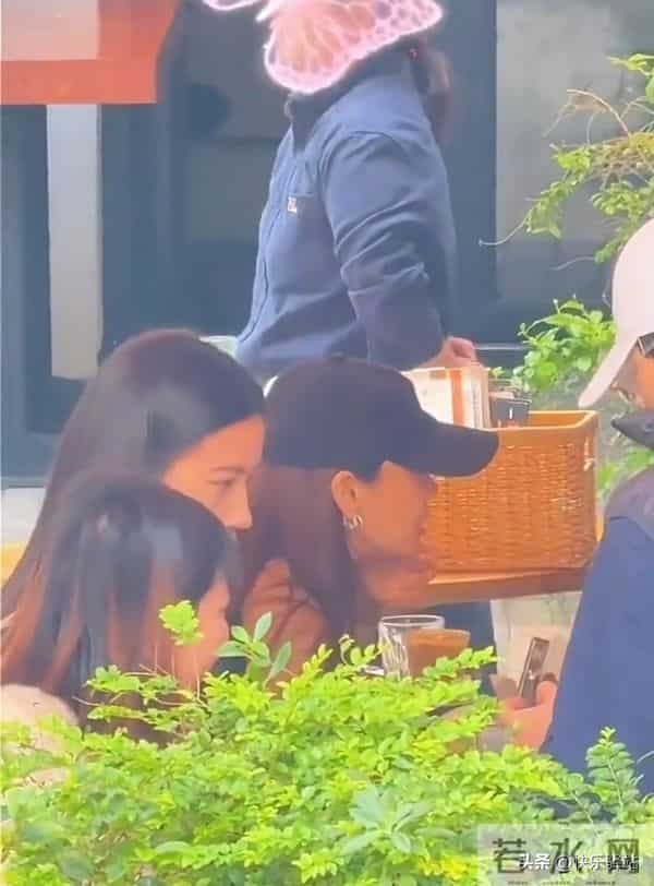 baby在上海路边摊吃饭 吃到忘情还舔手指 用手擦嘴擦脸 毫无星味