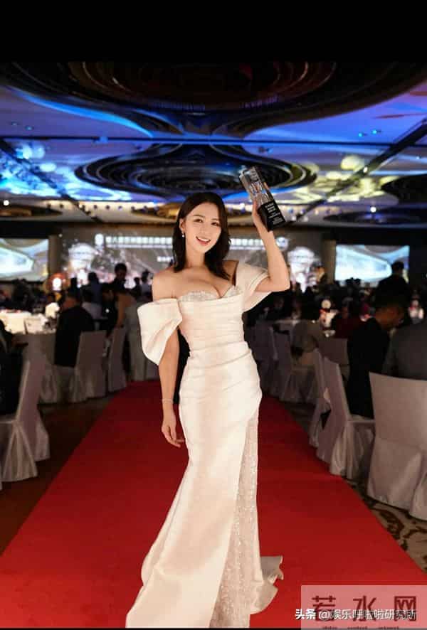 前TVB宅男女神：婚后遭儿子投喂剩食变胖，下巴消失依旧美艳