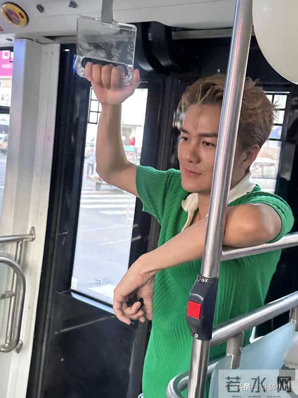 吴克群现身苏州坐公交被偶遇，好年轻 帅气逼人 迷倒了万千少男少女
