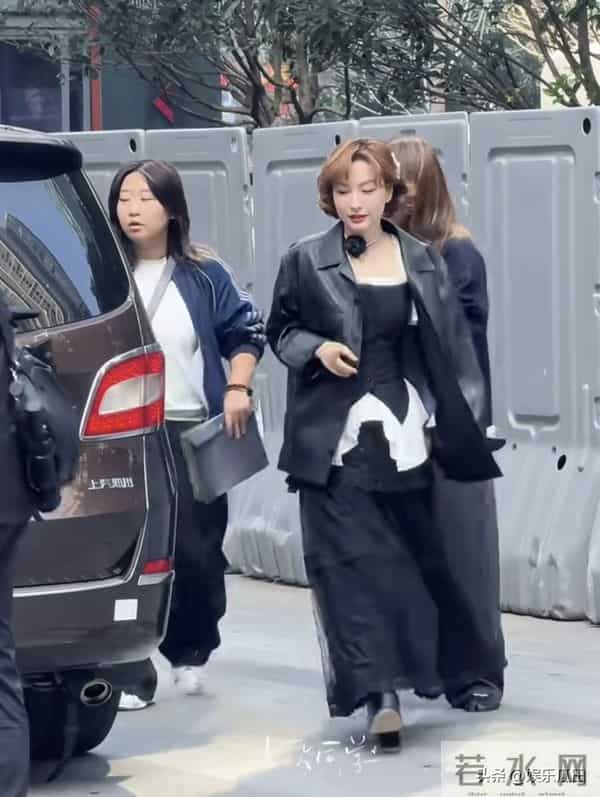 吴昕今日上班路透,皮衣黑裙配小卷发,造型好洋气,越来越美了