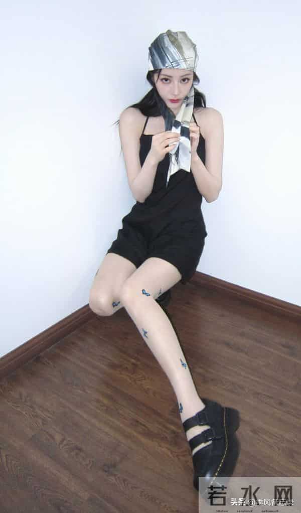 迪丽热巴罕见的肉丝美腿，还挺性感