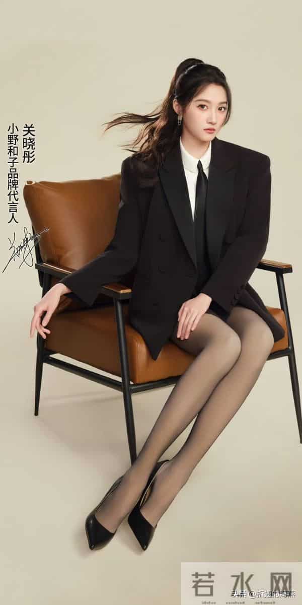 关晓彤：小野和子品牌代言人生日大片，大长腿吸睛